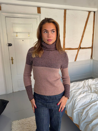 Swela knitted sweater with turtleneck – Dark brown/pink