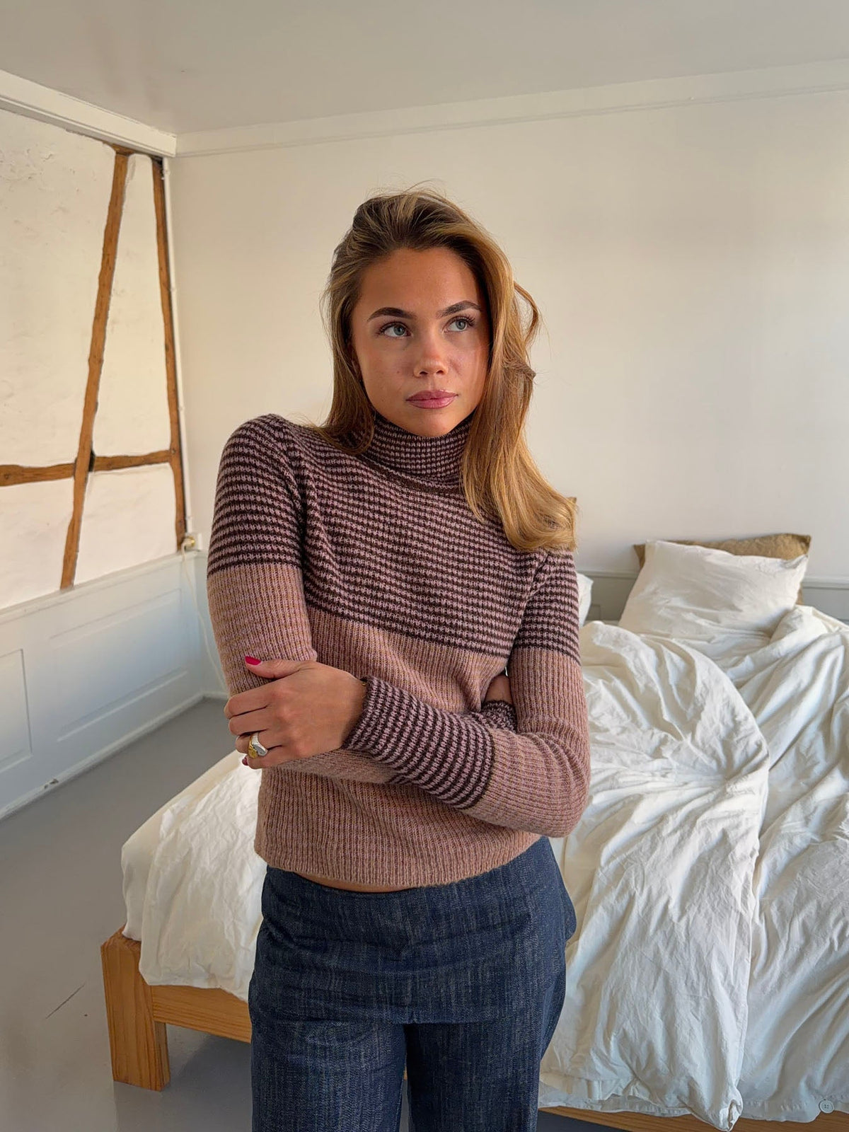 Swela knitted sweater with turtleneck – Dark brown/pink